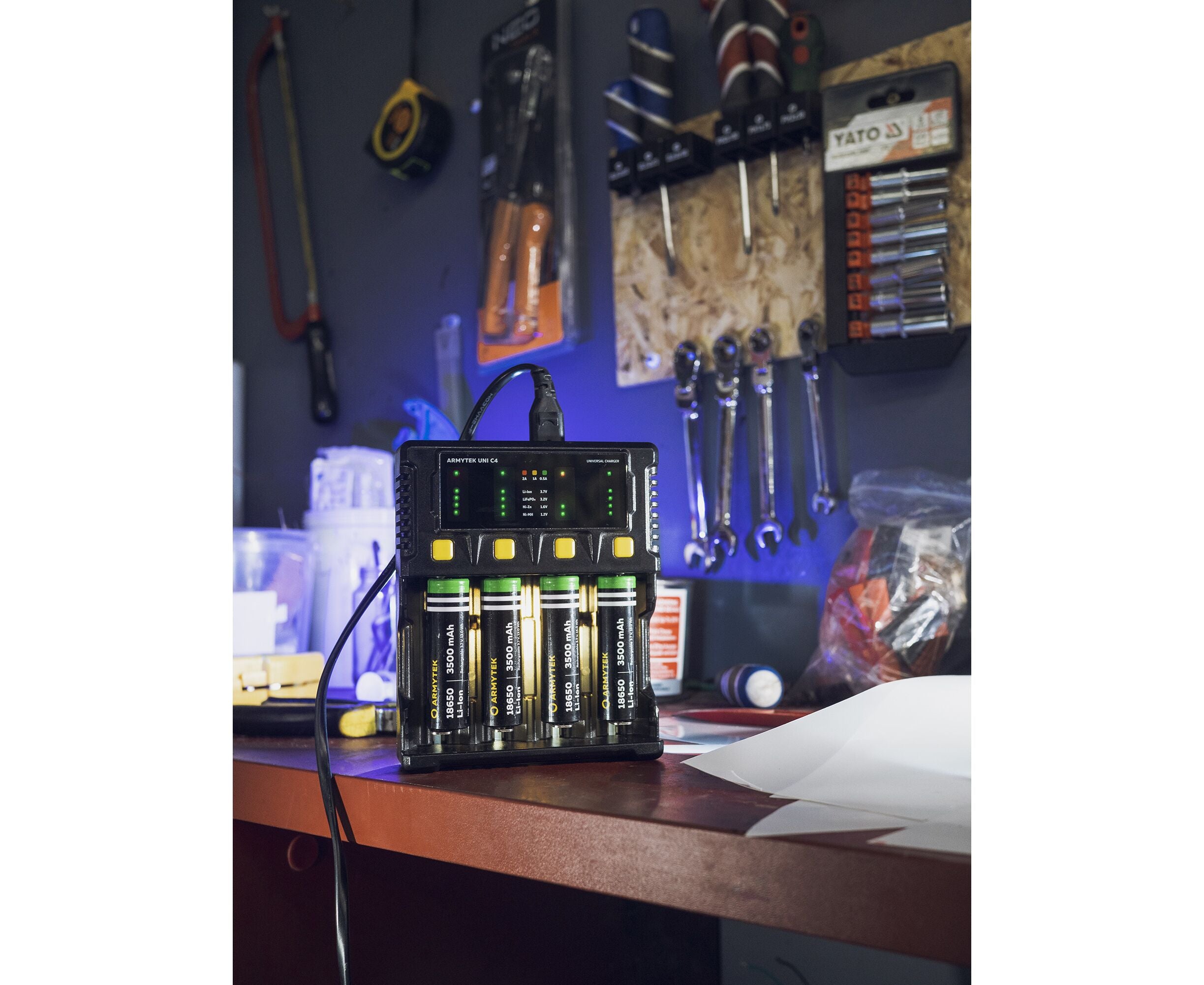 Armytek | Ladegerät |  Uni C4 Plug type C + Fahrzeugadapter